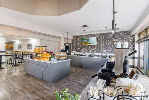 keuken, Ramada by Wyndham Sarasota Waterfront in Sarasota (FL) keuken, Ramada by Wyndham Sarasota Waterfront in Sarasota (FL)