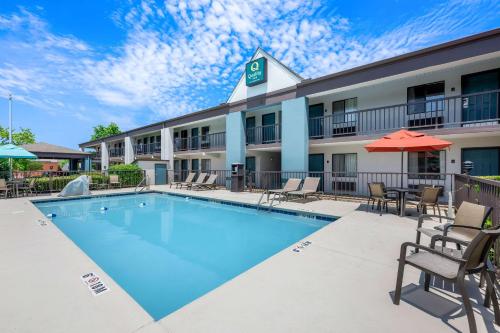 游泳池, Quality Inn Pelham I-65 exit 246 in 佩勒海姆 (AL) 游泳池, Quality Inn Pelham I-65 exit 246 in 佩勒海姆 (AL)
