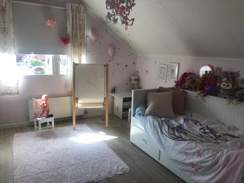 Trivelig familievennlig hus med inngjerdet hage