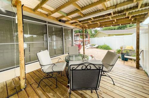 Stylish Heated Pool House Near The Beach in Gulfport (FL) Stylish Heated Pool House Near The Beach in Gulfport (FL)