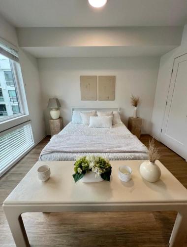 Stylish Downtown Studio Views & Top Amenities