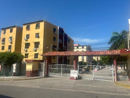 Umweltfreundliches Gemutliches Etagenbett Zimmer mit Privatem Bad Nahe Flughafen in Santa Maria Umweltfreundliches Gemutliches Etagenbett Zimmer mit Privatem Bad Nahe Flughafen in Santa Maria