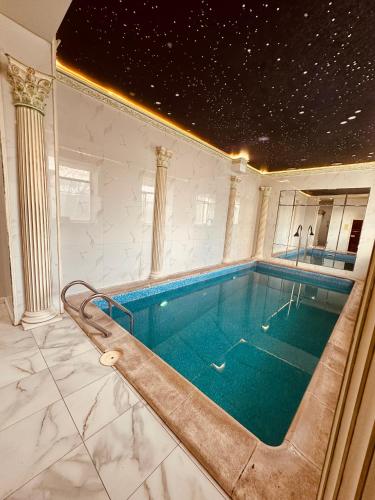 Úszómedence, Lion Hotel in Saryarka Negyed Úszómedence, Lion Hotel in Saryarka Negyed