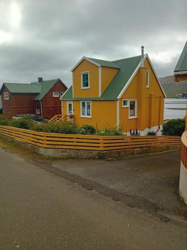 Det lille gule hus in Trongisvágur Det lille gule hus in Trongisvágur