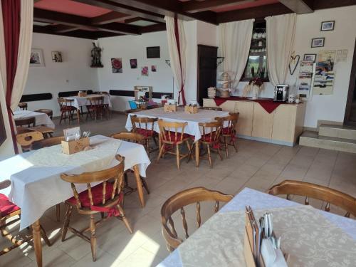 مطعم, Gasthof Weidenauer- Gabi's Café (Gasthof Weidenauer- Gabi's Cafe) in Emmersdorf an der Donau مطعم, Gasthof Weidenauer- Gabi's Café (Gasthof Weidenauer- Gabi's Cafe) in Emmersdorf an der Donau