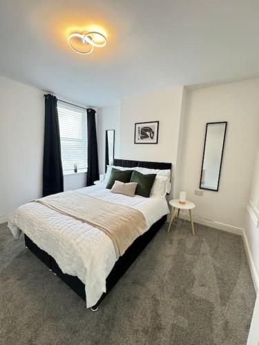 Spacious, Luxury Townhouse 5min from city centre!