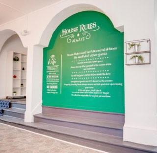 Women Only Rooms - Men Only Rooms - Free WiFi - Coffee Parking - Lockers in Miami (FL) Women Only Rooms - Men Only Rooms - Free WiFi - Coffee Parking - Lockers in Miami (FL)