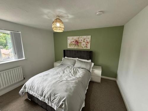 Stunning Central Home With Free Secure Parking in Manor Castle Stunning Central Home With Free Secure Parking in Manor Castle