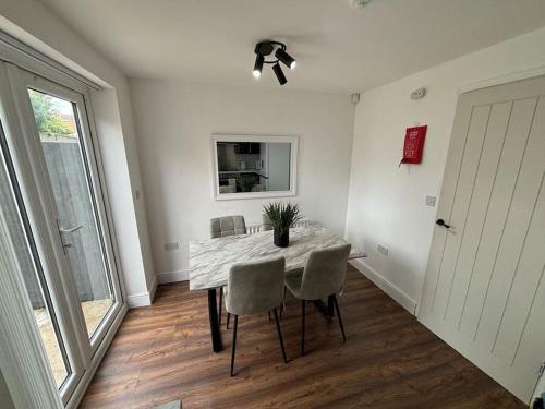 Stunning Central Home With Free Secure Parking in Manor Castle Stunning Central Home With Free Secure Parking in Manor Castle