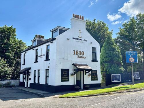 A szálláshely kívülről, The Shore in Gourock A szálláshely kívülről, The Shore in Gourock