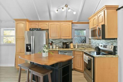 keuken, Spacious Retreat Fenced Yard Screened Deck in Frostproof keuken, Spacious Retreat Fenced Yard Screened Deck in Frostproof