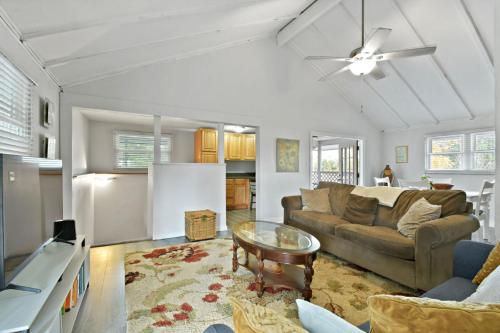 Faciliteiten, Spacious Retreat Fenced Yard Screened Deck in Frostproof Faciliteiten, Spacious Retreat Fenced Yard Screened Deck in Frostproof