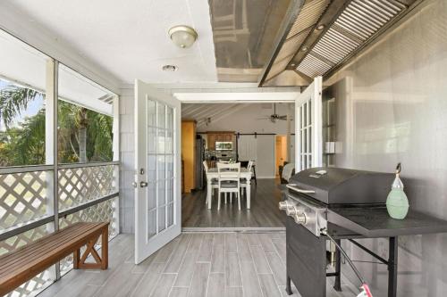 balkon/terras, Spacious Retreat Fenced Yard Screened Deck in Frostproof balkon/terras, Spacious Retreat Fenced Yard Screened Deck in Frostproof