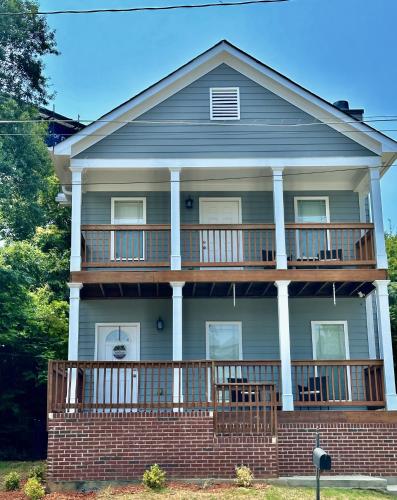 Balcony/terrace, Modern Downtown ATL Retreat in Browns Mill Park Balcony/terrace, Modern Downtown ATL Retreat in Browns Mill Park