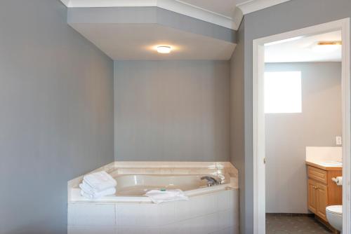 Létesítmények, Tiki Shores Inn & Suites in Penticton City Center Létesítmények, Tiki Shores Inn & Suites in Penticton City Center