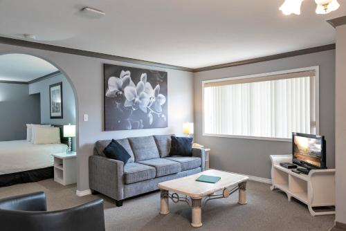 Tiki Shores Inn & Suites in Penticton City Center Tiki Shores Inn & Suites in Penticton City Center