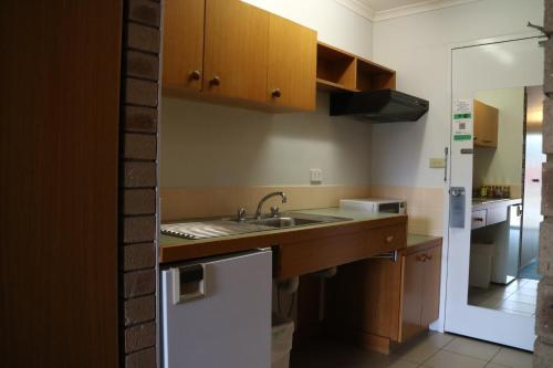 Kitchen, Corowa Golf Club Motel in Corowa Kitchen, Corowa Golf Club Motel in Corowa