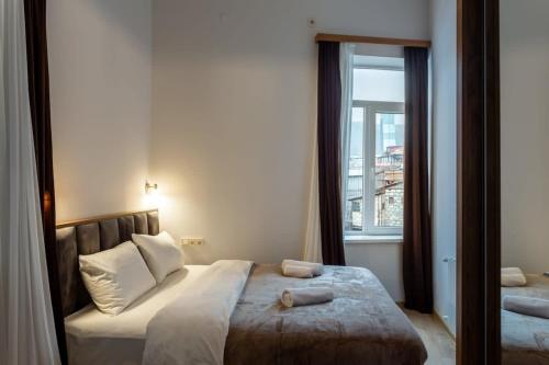 Newly Renovated 2BR Apartment w balcony