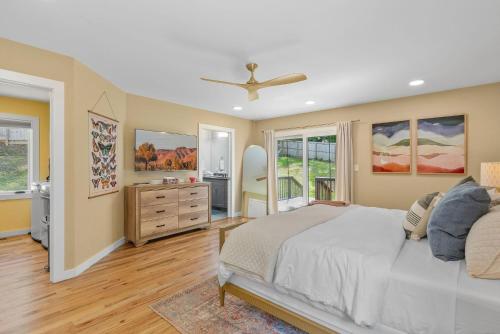 Near Asheville Hot Tub Fire Pit BBQ Sleeps 10 in Mills River (NC) Near Asheville Hot Tub Fire Pit BBQ Sleeps 10 in Mills River (NC)