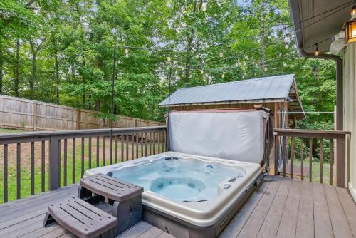 Near Asheville Hot Tub Fire Pit BBQ Sleeps 10 in Mills River (NC) Near Asheville Hot Tub Fire Pit BBQ Sleeps 10 in Mills River (NC)