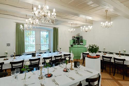 Étterem, Schloss Ueberstorf - Tafeln, Tagen, Traumen in Ueberstorf Étterem, Schloss Ueberstorf - Tafeln, Tagen, Traumen in Ueberstorf