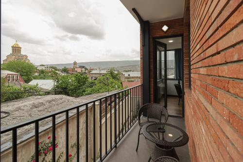 Newly Renovated Stylish Apart W stunning views