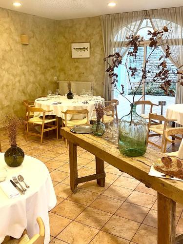 Logis Hotel & Restaurant Le Cheval Blanc et Clovis in Vouille Logis Hotel & Restaurant Le Cheval Blanc et Clovis in Vouille