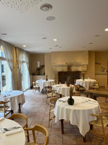 Restaurant, Logis Hotel & Restaurant Le Cheval Blanc et Clovis in Vouille Restaurant, Logis Hotel & Restaurant Le Cheval Blanc et Clovis in Vouille