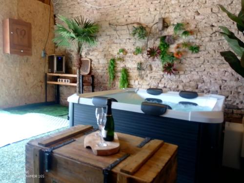 Pezsgőfürdő, Aux Alcôves du Spa (Aux Alcoves du Spa) in La Rothiere Pezsgőfürdő, Aux Alcôves du Spa (Aux Alcoves du Spa) in La Rothiere