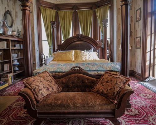 Henderson Castle Inn in West Main Hill Henderson Castle Inn in West Main Hill