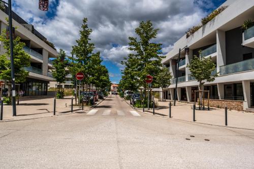 Surrounding environment, Vue sur parc avec petanque, basket, clim et Tramway in Castelnau-le-Lez Surrounding environment, Vue sur parc avec petanque, basket, clim et Tramway in Castelnau-le-Lez