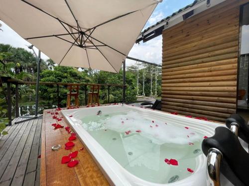 Hot tub, Glamping Villas del Llano in La Palmera Hot tub, Glamping Villas del Llano in La Palmera