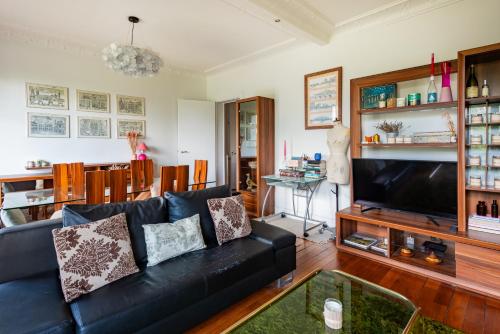 Opulent 1BD Apartment near Eiffel Tower Grenelle - image 2