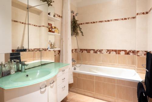 Opulent 1BD Apartment near Eiffel Tower Grenelle - image 4