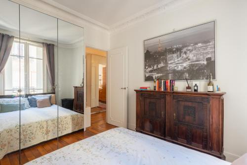 Opulent 1BD Apartment near Eiffel Tower Grenelle - image 5