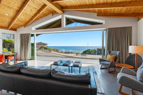 B5407 Beachfront Modern