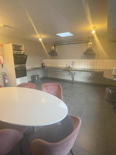 Kitchen, Neckelmanns BnB, Room 3, Velegnet til Handværkere ny in Aalborg SV Kitchen, Neckelmanns BnB, Room 3, Velegnet til Handværkere ny in Aalborg SV