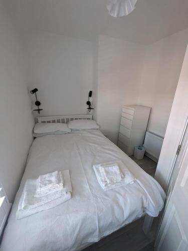 Trendy 2BD City Townhouse - main image