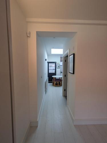 Trendy 2BD City Townhouse - image 3