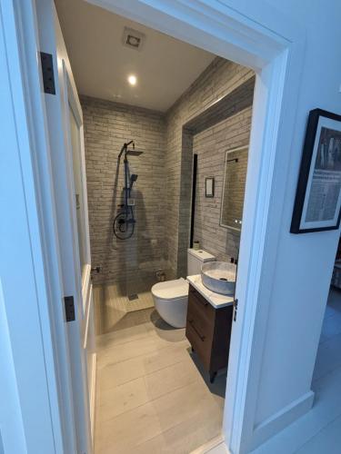 Trendy 2BD City Townhouse - image 2