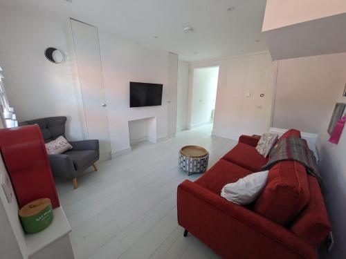 Trendy 2BD City Townhouse - image 6