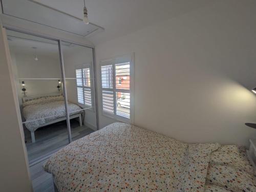 Trendy 2BD City Townhouse - image 4