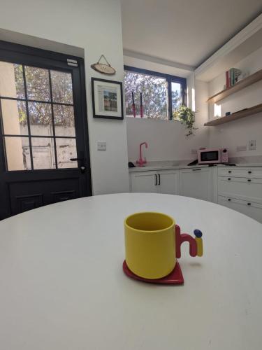 Trendy 2BD City Townhouse - image 5