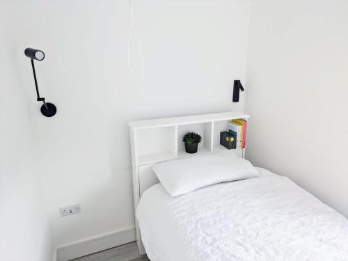 Trendy 2BD City Townhouse - image 8