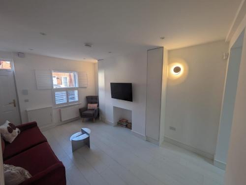 Trendy 2BD City Townhouse - image 10