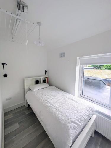Trendy 2BD City Townhouse - image 9
