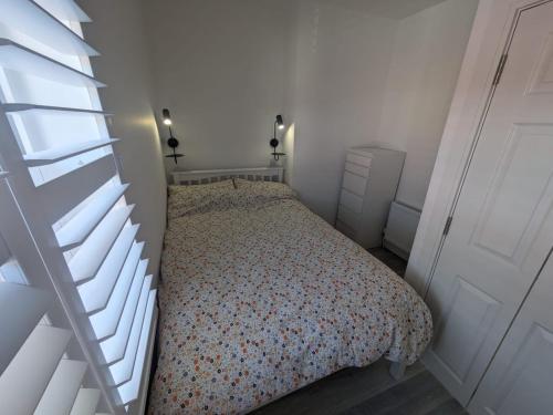 Trendy 2BD City Townhouse - image 11
