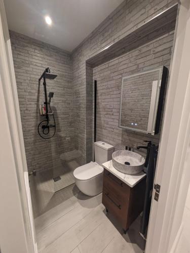 Trendy 2BD City Townhouse - image 13