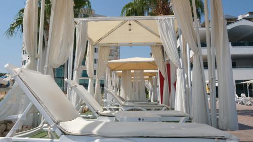 สระว่ายน้ำ, Ramada Resort By Wyndham Kizkalesi in คิซคาเลซี สระว่ายน้ำ, Ramada Resort By Wyndham Kizkalesi in คิซคาเลซี