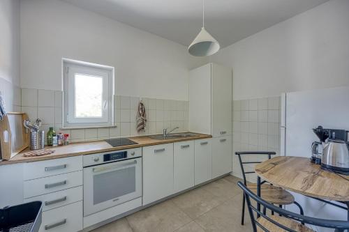 keuken, Lovely Cottage with Jacuzzi in Snasici keuken, Lovely Cottage with Jacuzzi in Snasici